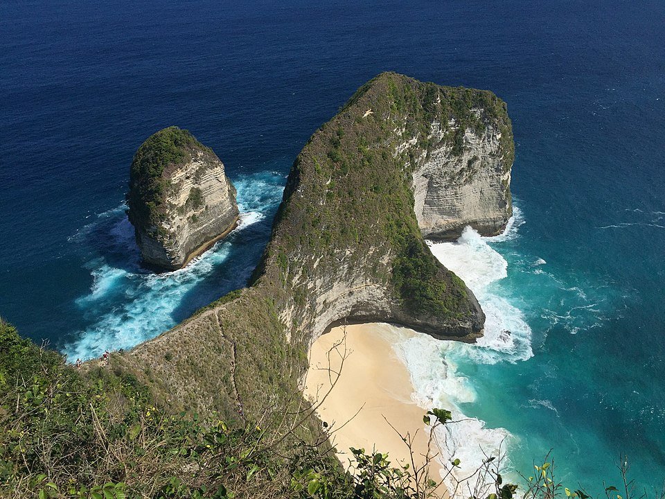kelingking beach indonesia cr wikimedia commons