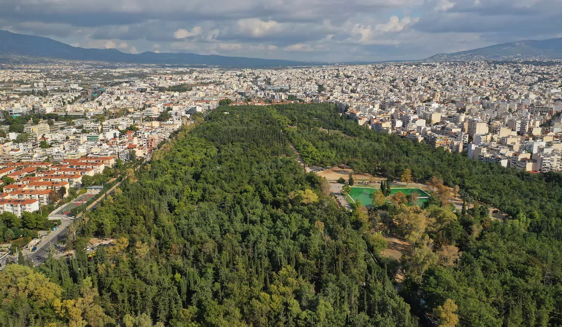 nea filadelfeia oi kryfes kai faneres tis chares.jpg