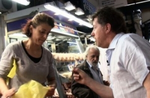 Varvakeio Market Impresses Renowned American Chef