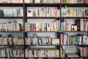Over 1,000 Books In An Old Mini-Bus - Greece&#039;s Mobile Library For Refugees