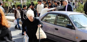 This is Filotimo: 92-Year-Old Woman Delivers Sandwiches To Refugees In Central Athens