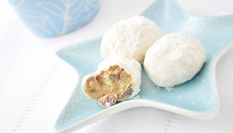 Traditional Homemade Kourabiedes