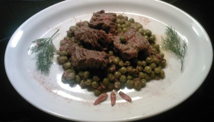 Kokkinisto Me Araka Beef Casserole Gravy With Peas