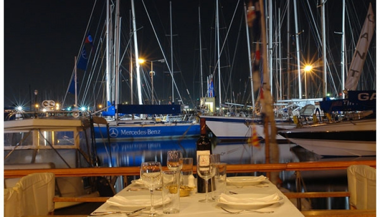 Delfino Restaurant In Picturesque Mikrolimano