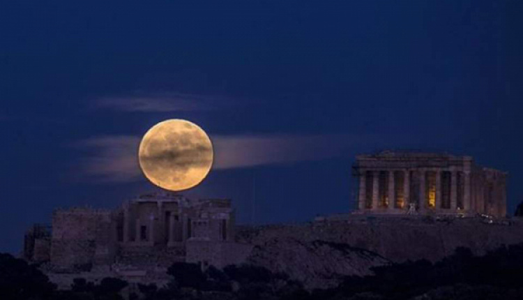 A Photo Of The Full Moon Over The Parthenon Goes Viral
