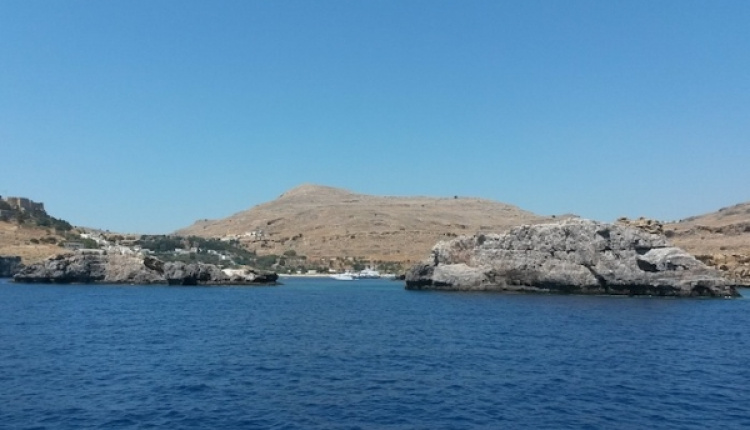 Ministry Lifts Swimming Ban Along Attica Coast After Oil Spill