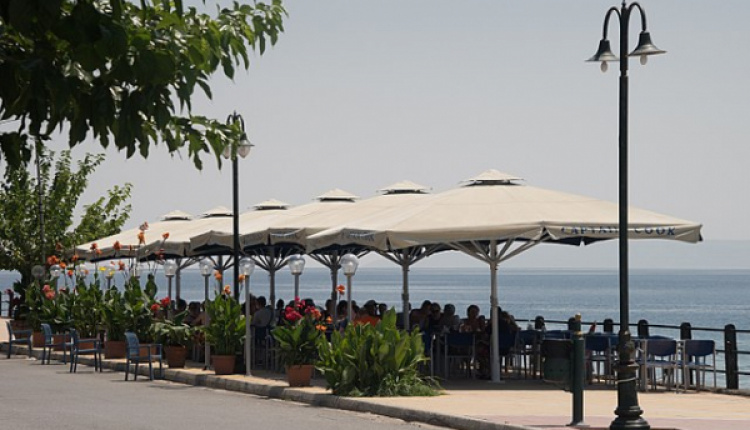 Cafes & Restaurants Reopen In Greece For Outdoor Service